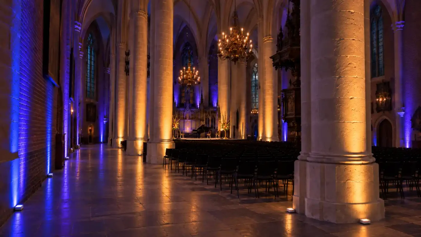 Kerkinterieur met lage amber- en blauwviolet uplights